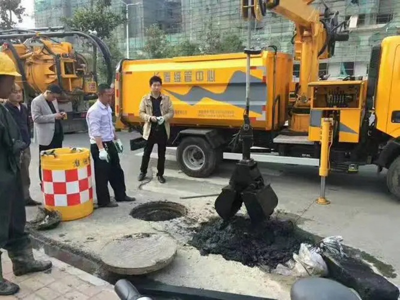 西市街道：网格员化身“清道夫”，为民解忧疏通“堵心”化粪池