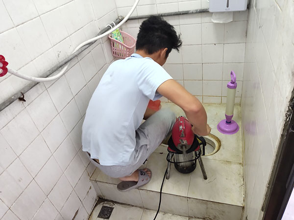 西市肥皂掉到马桶里把马桶堵住了怎么办？马桶堵住了怎么办