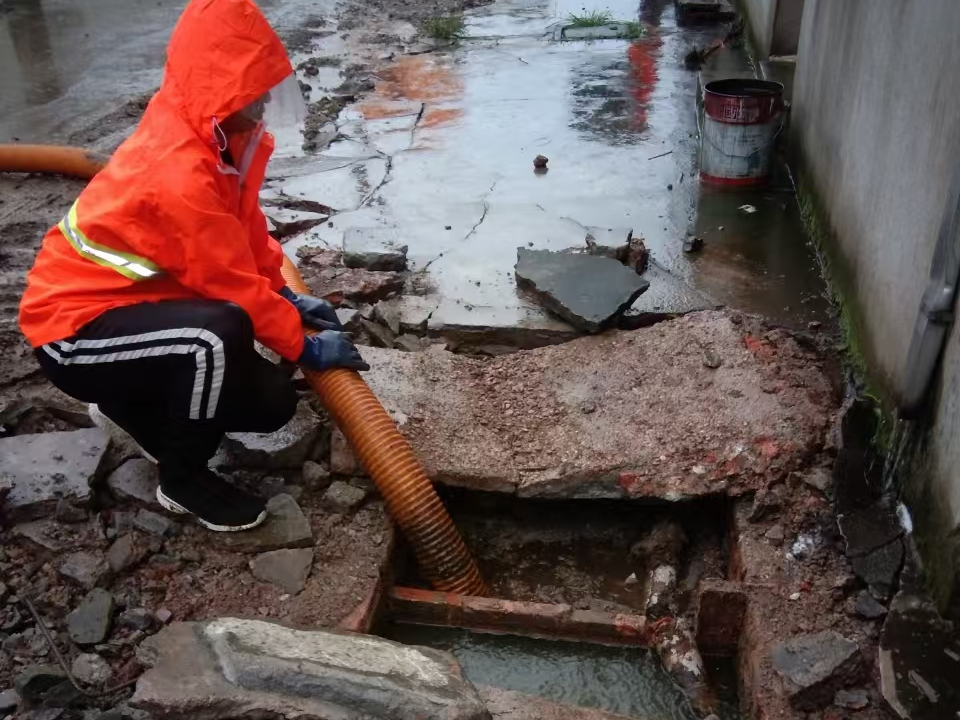 西市专业清理污水池 炜誉市政以规范流程守护城市 “肠道”