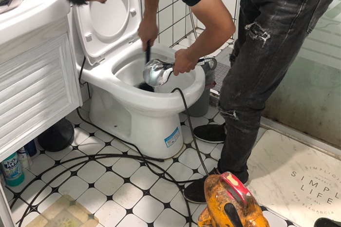 西市马桶堵塞自己疏通还是找师傅？专业上门服务让你省时更省心