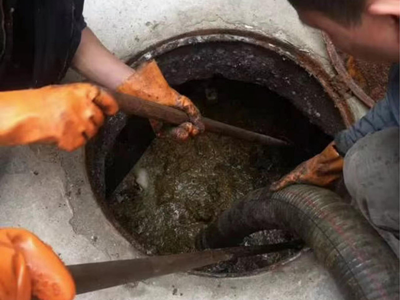 西市清理化粪池时如何避免沼气的危害？